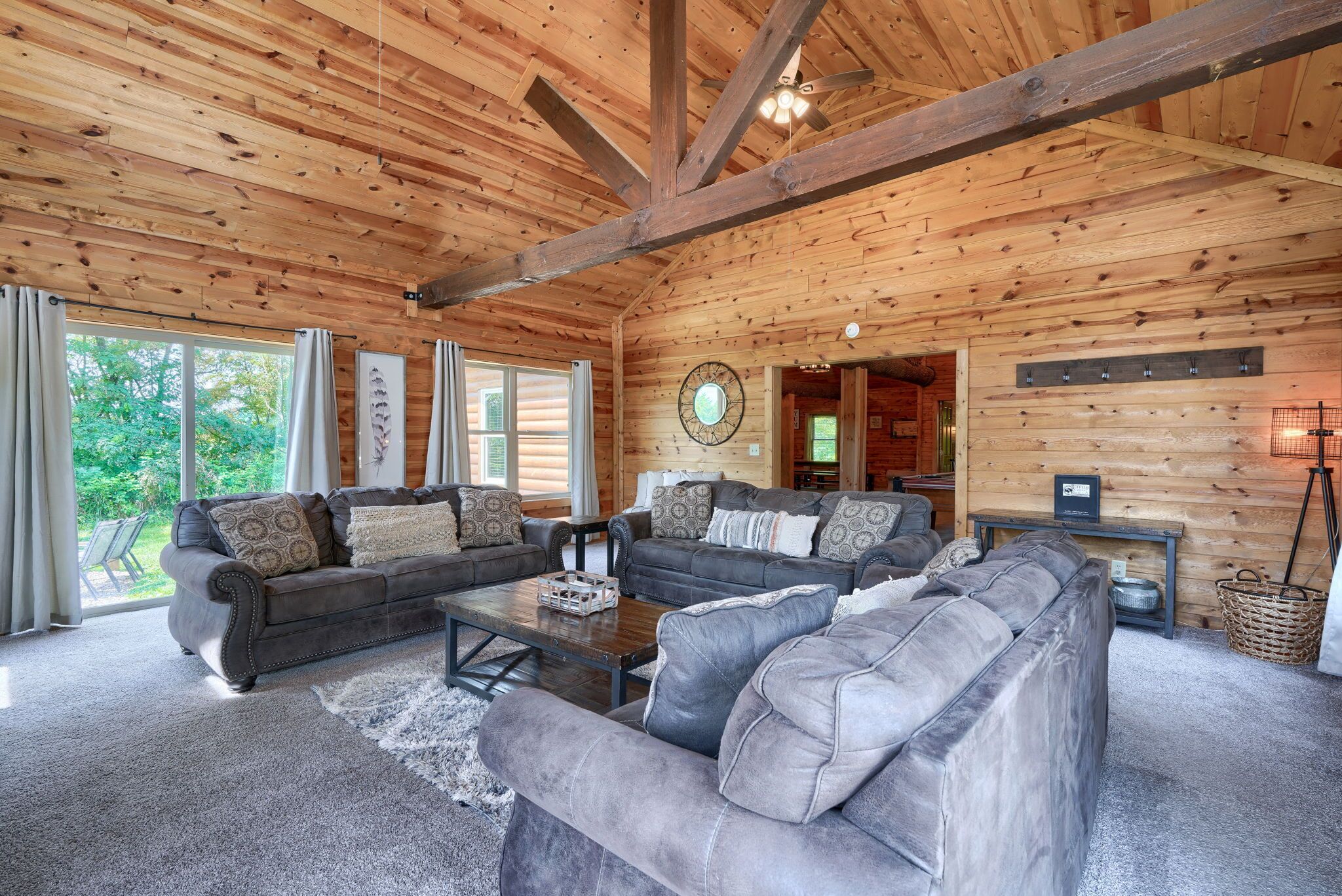 Pet friendly pool lodge less than 2 miles from Cantwell Cliffs!