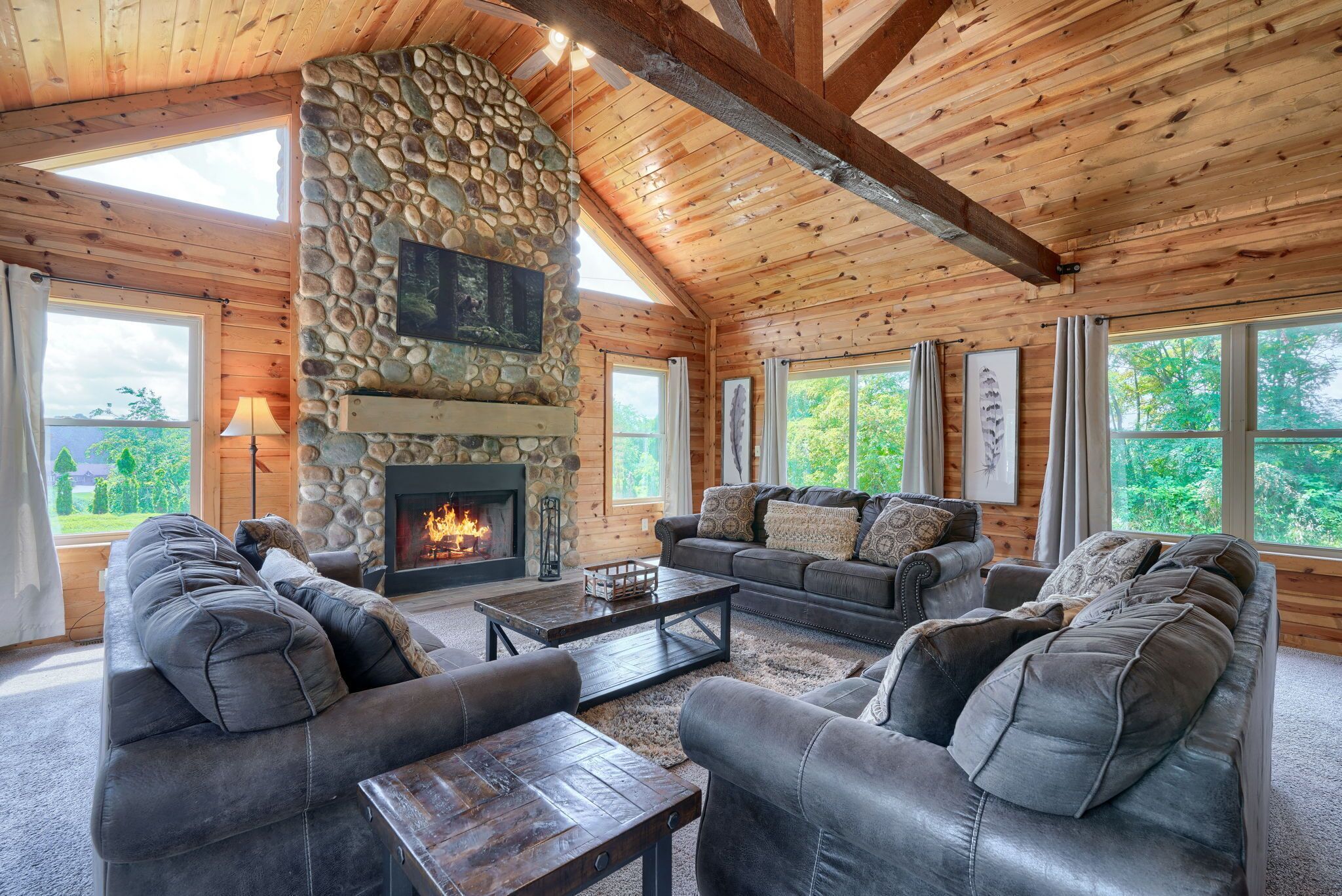 Pet friendly pool lodge less than 2 miles from Cantwell Cliffs!