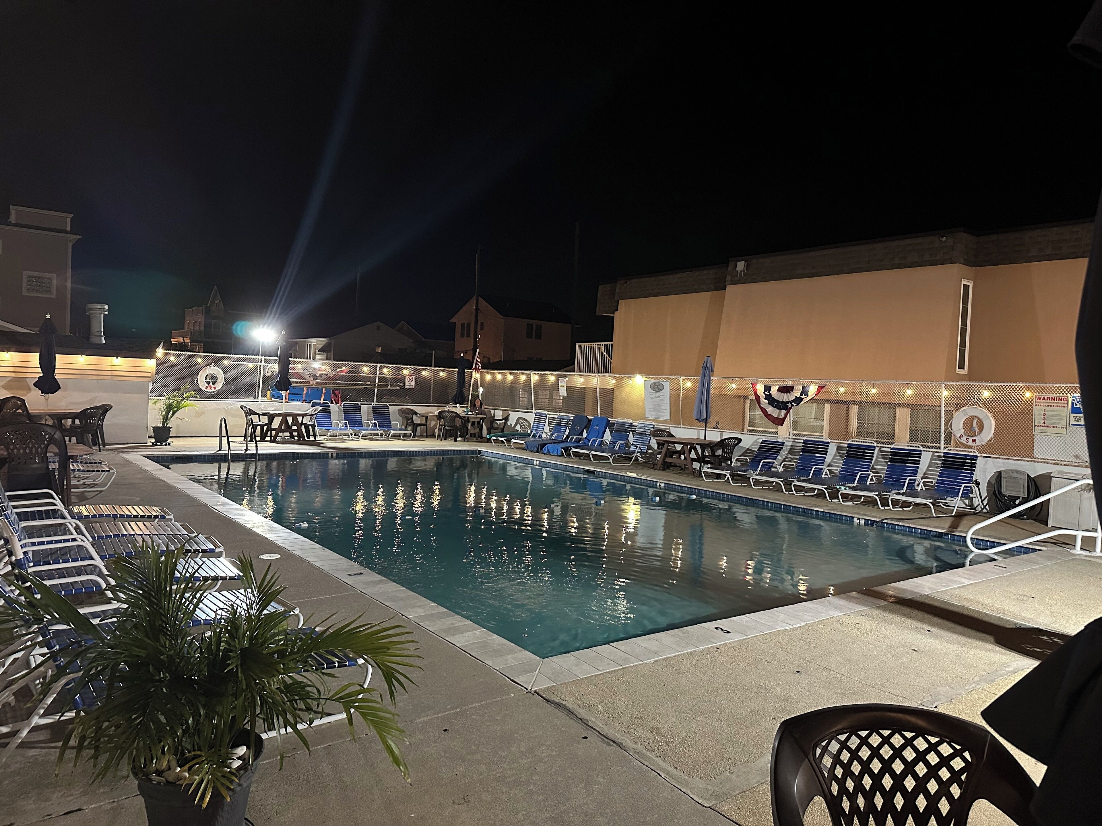 Uma área de piscina com espreguiçadeiras e uma piscina pequena.