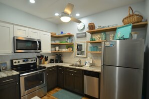 冷蔵庫、電子レンジ、オーブン、コンロ