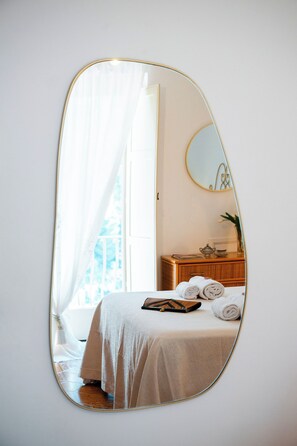 5 bedrooms, in-room safe, iron/ironing board, travel cot