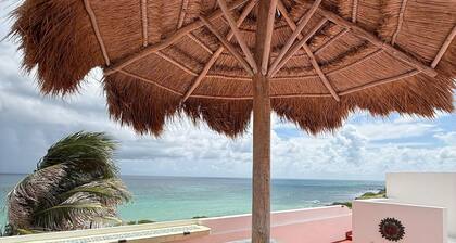 OCEAN FRONT MEXICAN STYLE VILLA, CARIBBEAN BLUE SEA VIEWS AND POOL - 6 guests