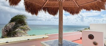 OCEAN FRONT MEXICAN STYLE VILLA, CARIBBEAN BLUE SEA VIEWS AND POOL - 6 guests