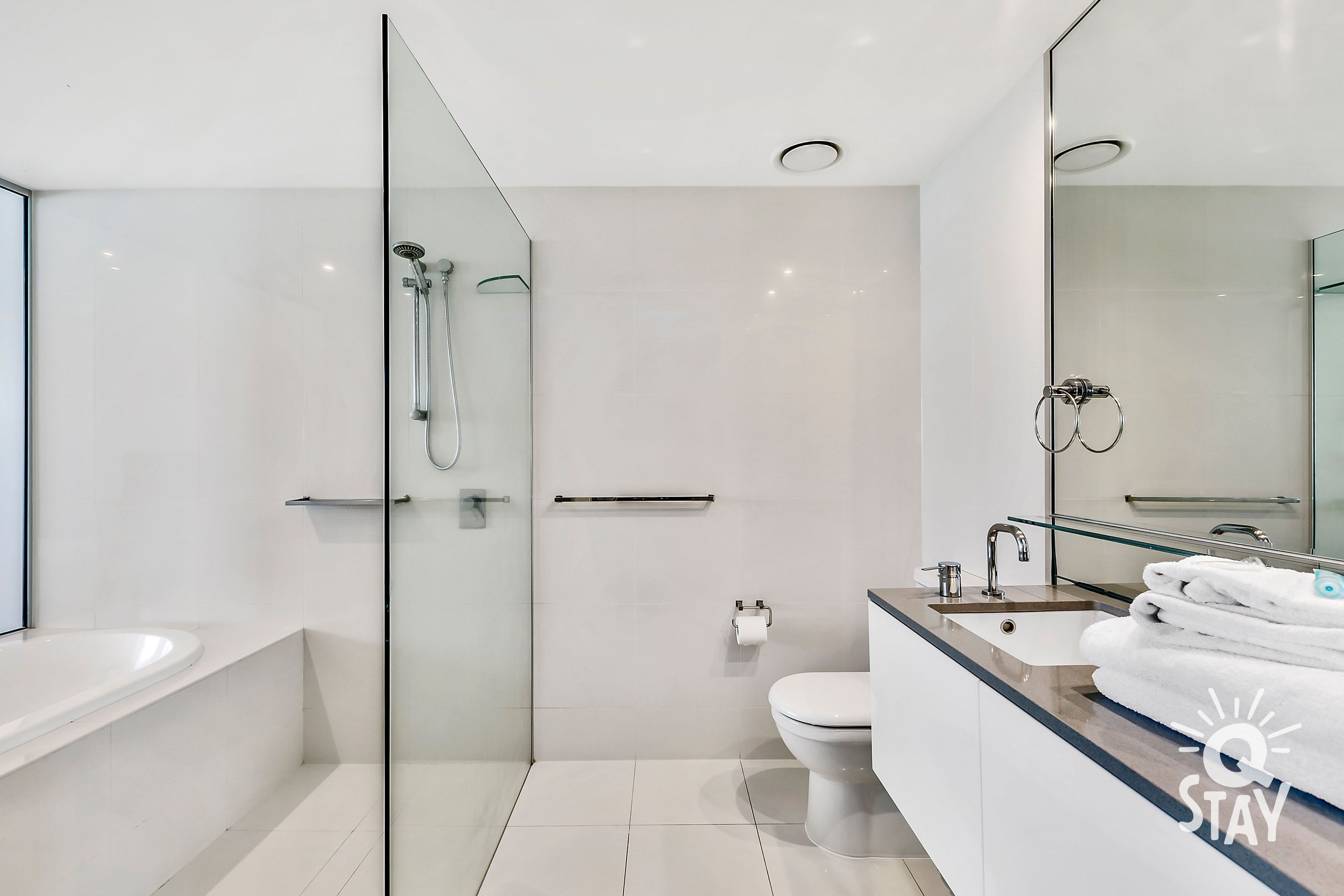 Circle on Cavill 3 Bedroom Sub Penthouse — image 16