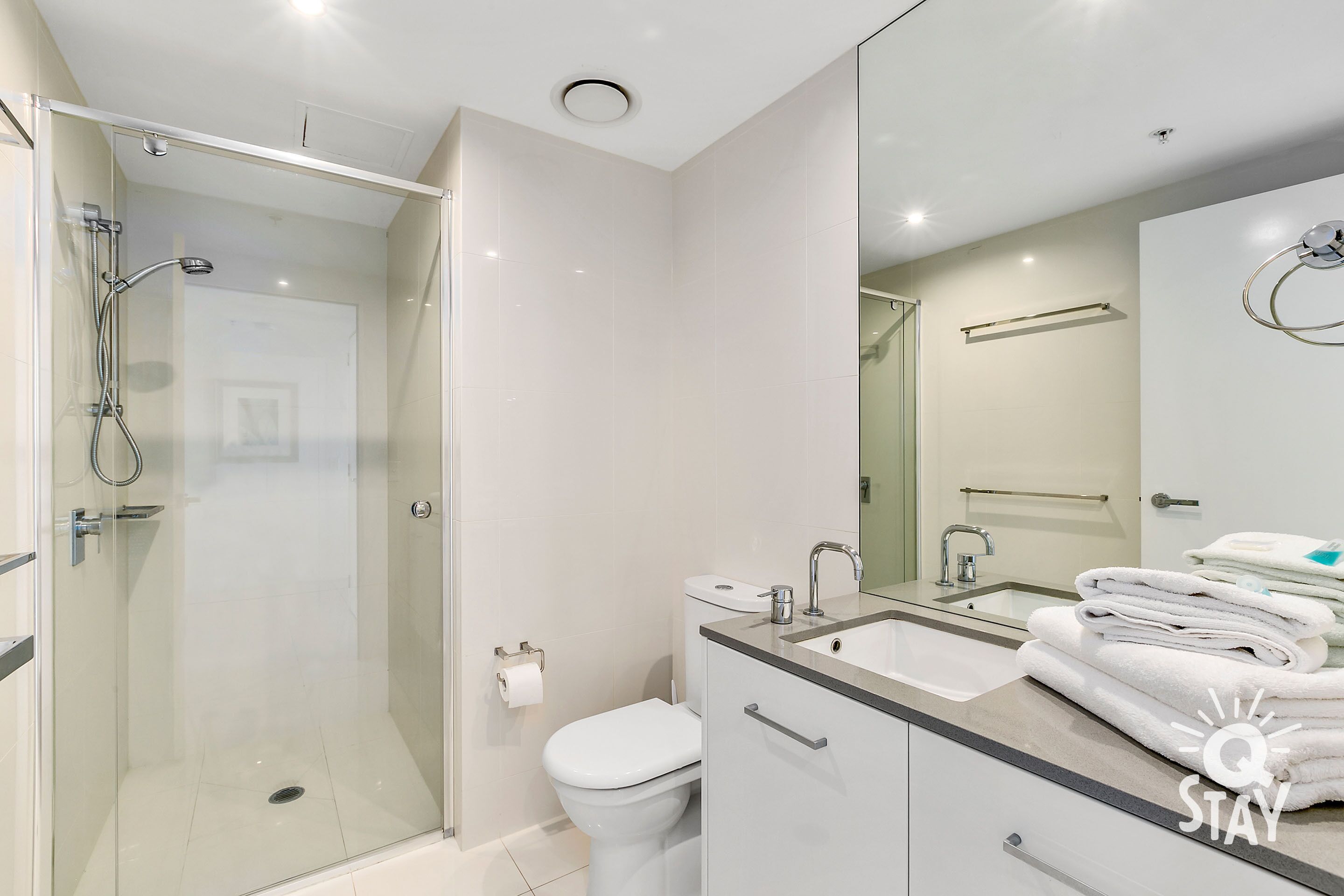 Circle on Cavill 3 Bedroom Sub Penthouse — image 18