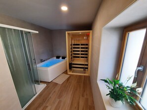 Shower, jetted tub, hair dryer, towels - Apartment Hlapi (3) with private SPA (Kobarid)