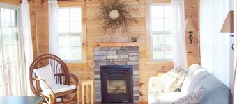 Ein Land Rückzug an Clear Creek Kabinen (Kabine in der Wiese) in der Nähe von Asheville