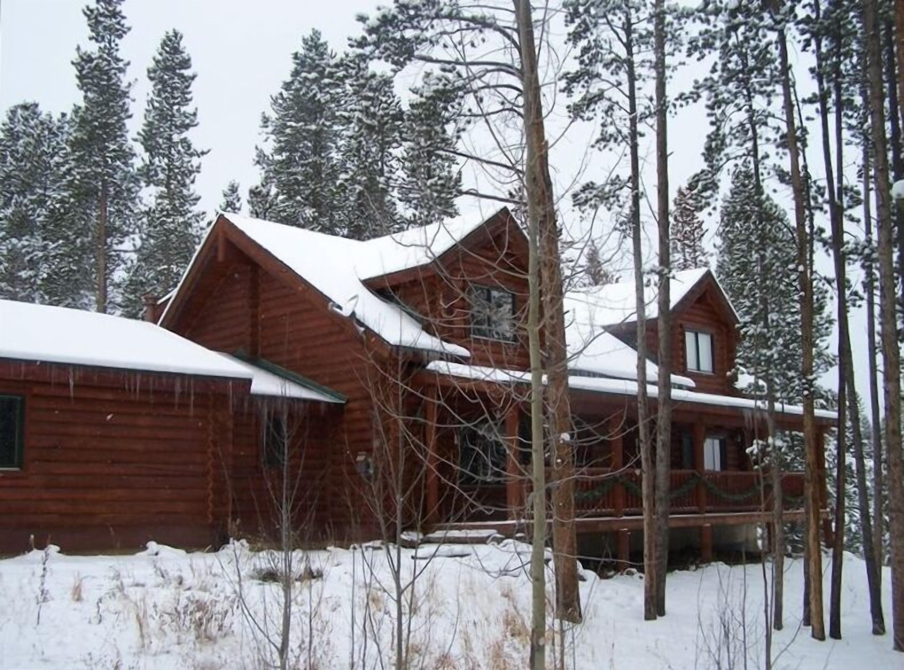 Peak 7 Log Home, Sleeps 8, Large Screen TVs, hot tub, High speed internet