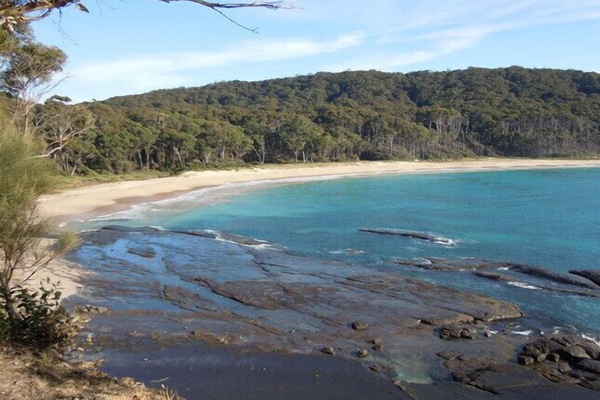 En la playa y camastros