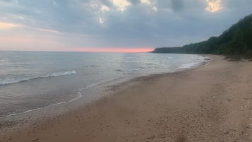 Beach nearby, sun-loungers, beach towels