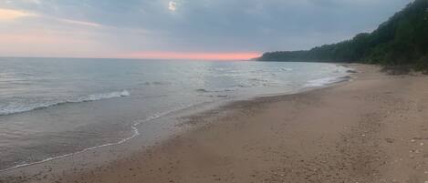 Plage à proximité, chaises longues, serviettes de plage