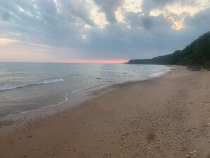 Plage à proximité, chaises longues, serviettes de plage