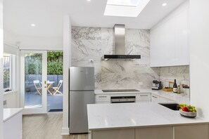 Fridge, microwave, oven, stovetop - "Colonial Hampdens" Splendid Luxury Georgian Cottage 2 - Genuine 2 Bedroom (Battery Point)