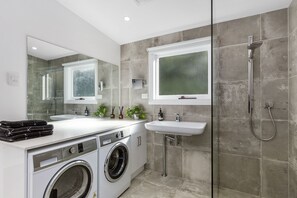 Dusche, Haartrockner, Handtücher