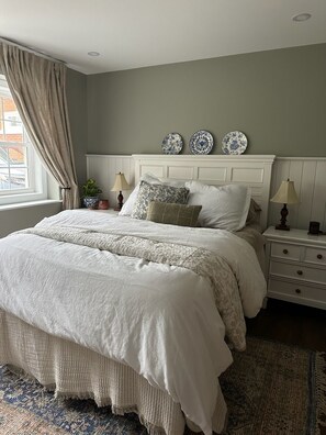 8 bedrooms, desk, iron/ironing board, travel cot