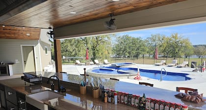 Sleeps 27/Pickleball Court/Game Room/Hot Tub/Pool/Batting Cage/Beach