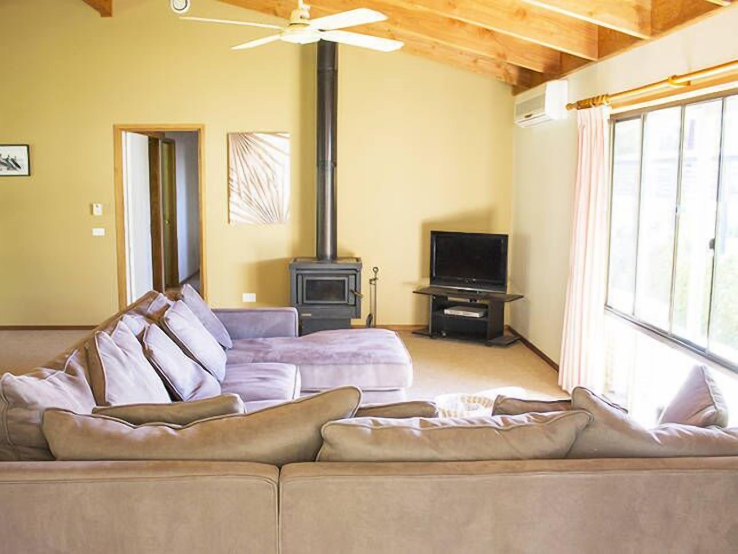 The Sanctuary-Fantastic Beach and Lake Retreat