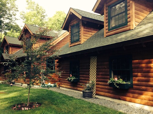 Charming Log Cabin Apartment in Woodstock Village