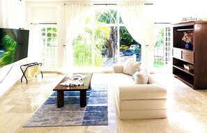 Smart-TV, Tischtennisplatte, Bücher, Stereoanlage