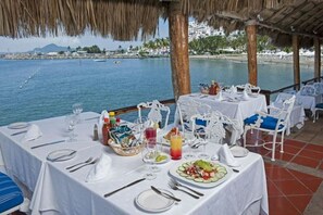 Outdoor dining - Oceanfront Luxury Villa in Gated Community (Manzanillo)