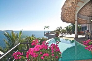 A heated pool - Oceanfront Luxury Villa in Gated Community (Manzanillo)