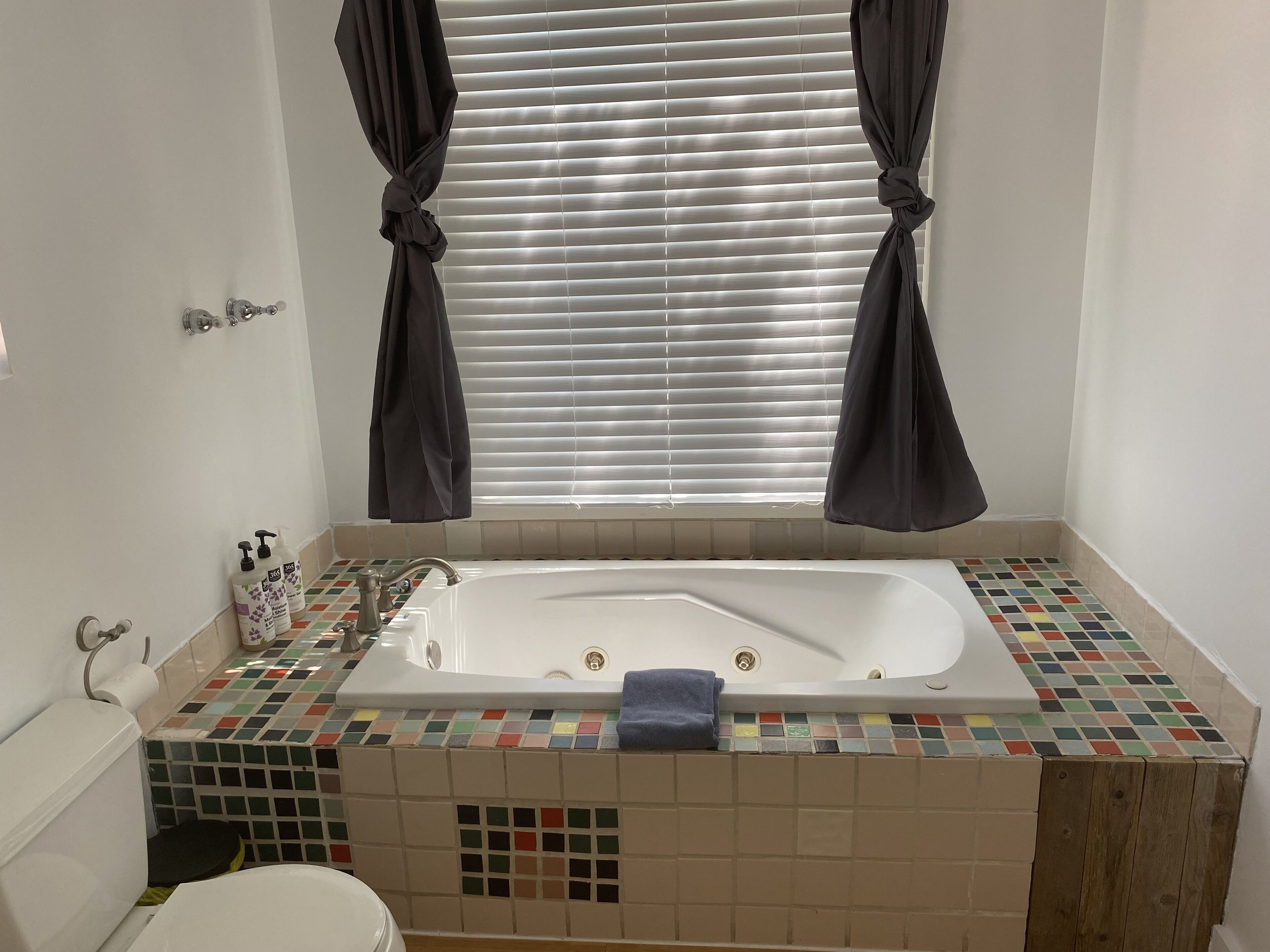 Cozy Lakefront Cottage on Magical Retreat Property w/ Kayaks, Canoe, SUPs, Yoga!