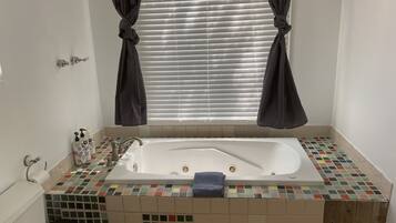 Combined shower/tub, towels, soap, shampoo