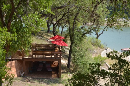 Cozy Lakefront Retreat - Winery, Massage, Yoga, Kayaks, SUPS, Krause Springs!