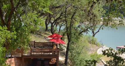 Cozy Lakefront Retreat - Winery, Massage, Yoga, Kayaks, SUPS, Krause Springs!