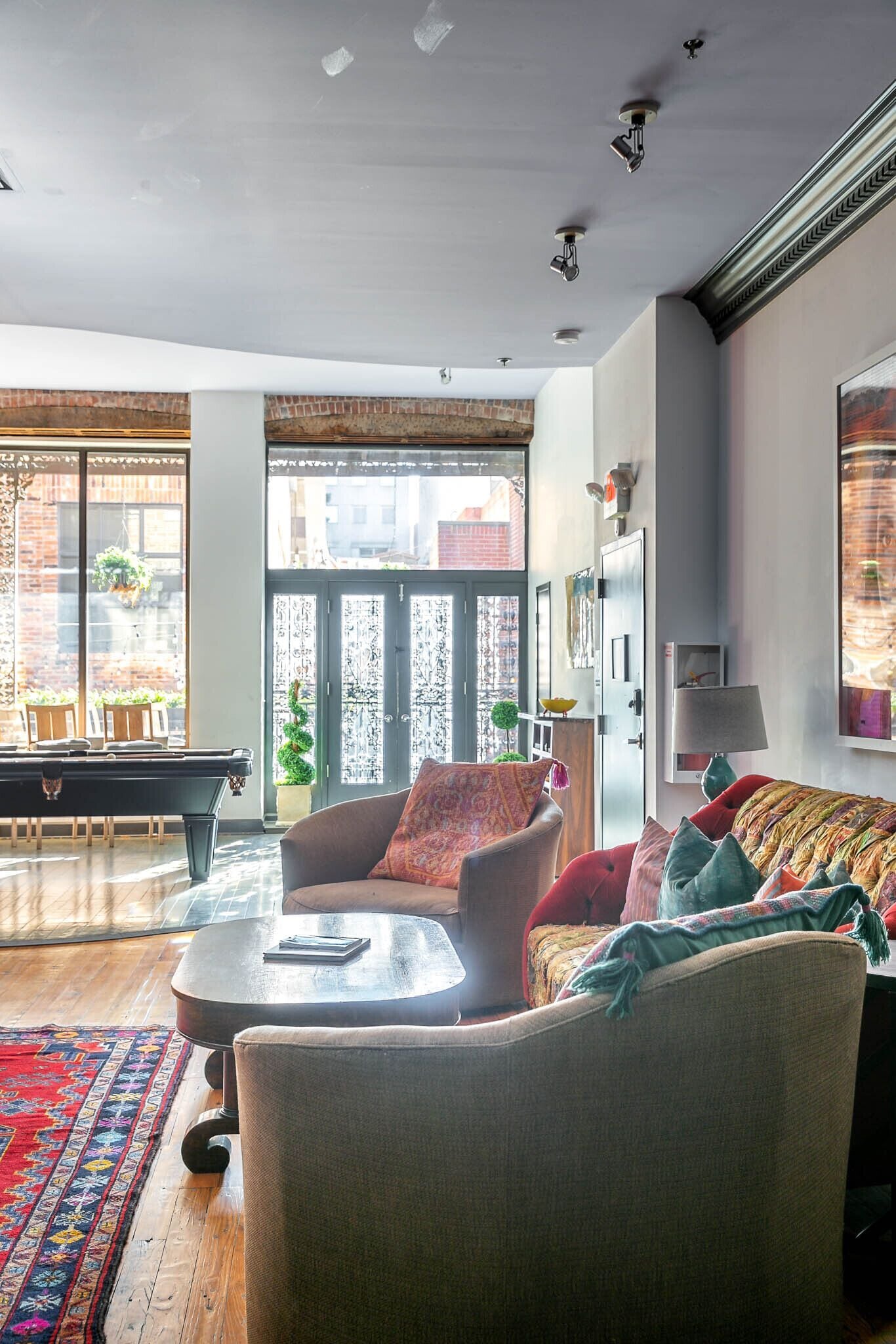 Smart TV, fireplace, DVD player, stereo