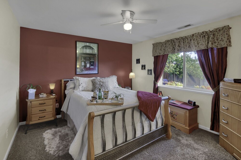 Toni's Country Desert Oasis Includes HOMEMADE BREAKFAST/DINNER
