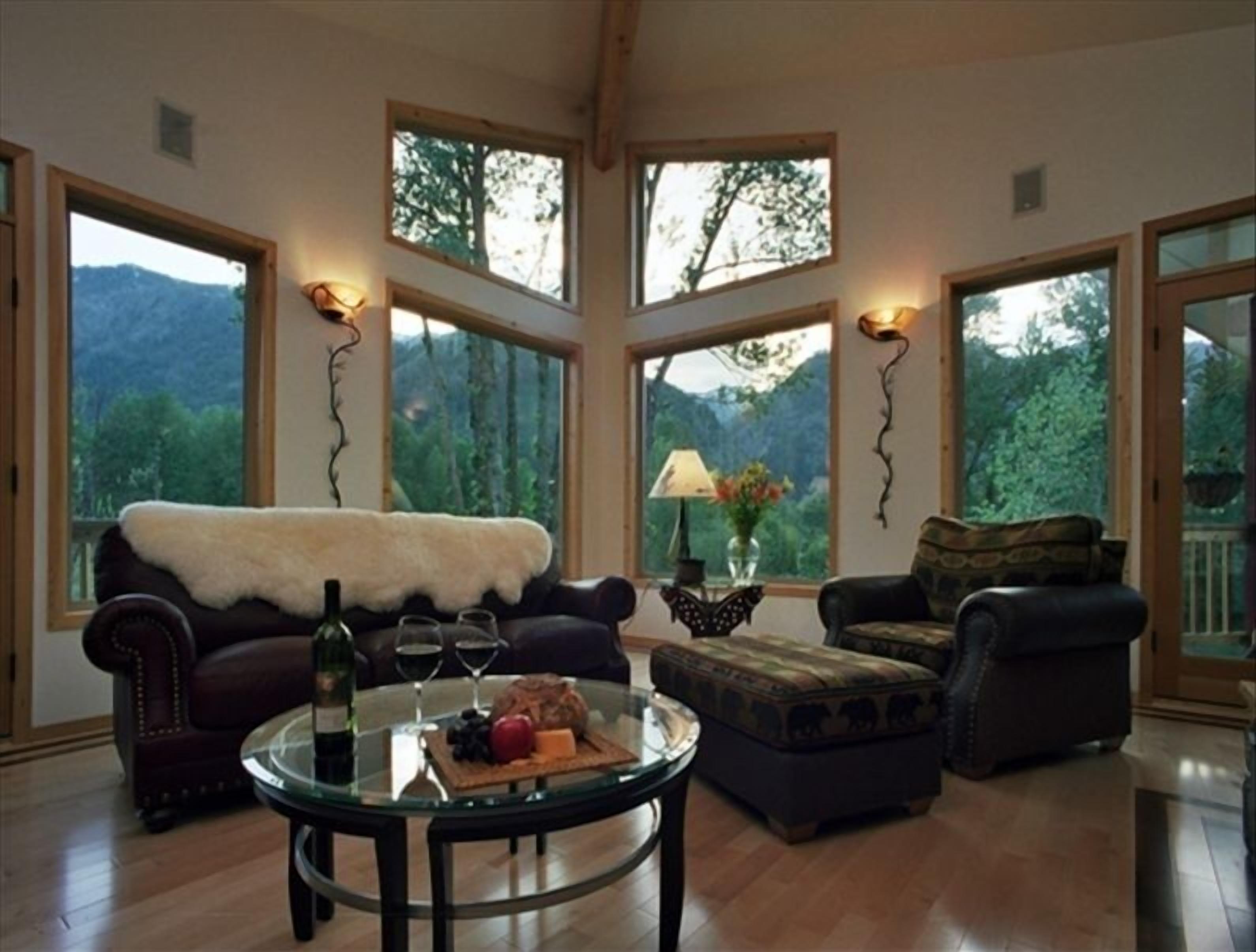 Smart TV, caminetto, lettore DVD, tavolo da calcetto