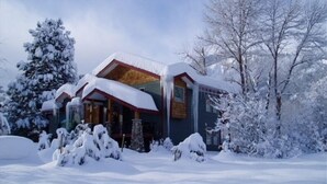 A snow-covered house with a wooden exterior and a red roof. -  Riverdance Lodge: Best Family and Friends private Icicle River Fun Getaway!! (Leavenworth)