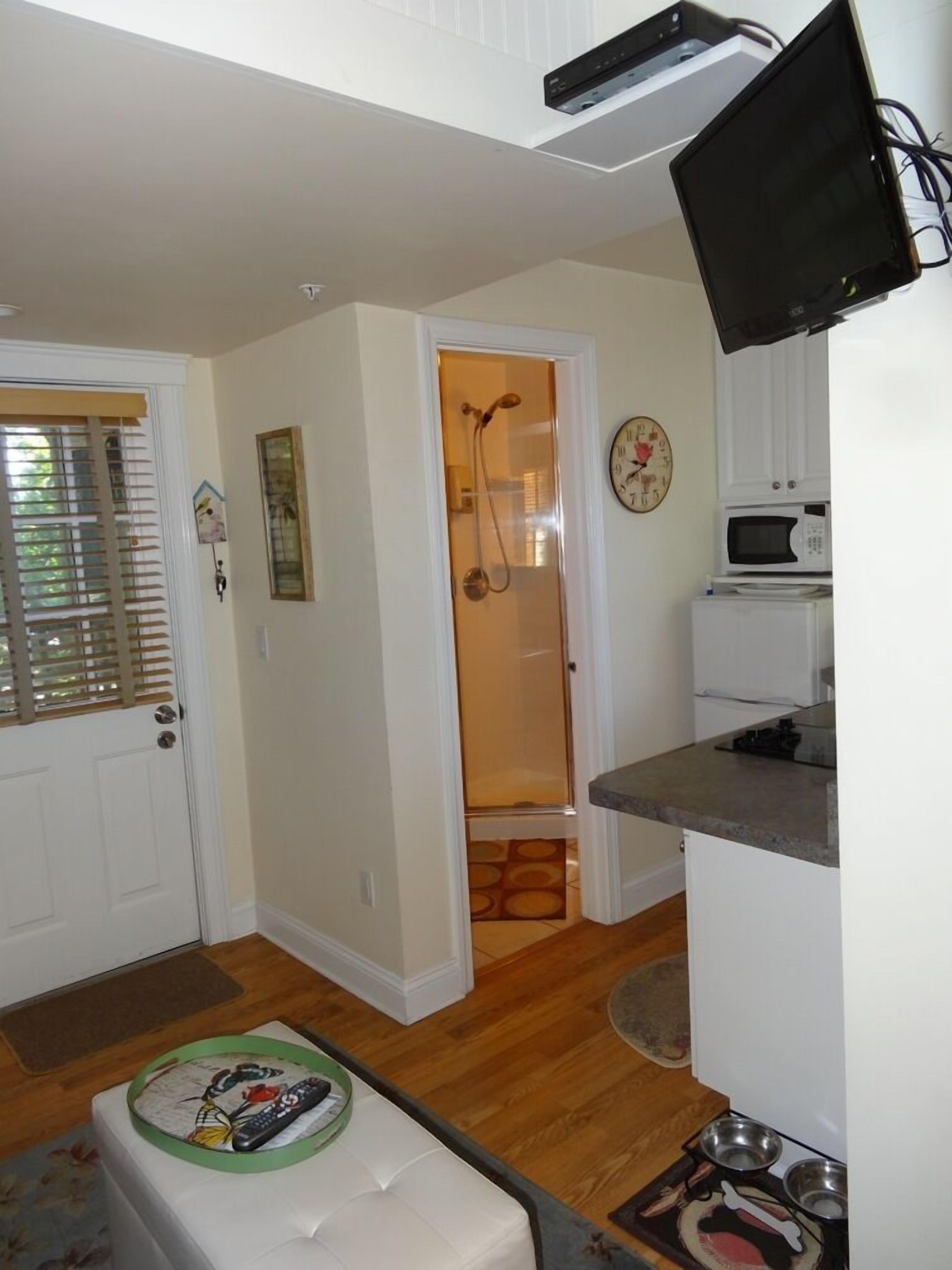 CENTER OF TOWN: 1 Bedroom, 1 Bath, WiFi, King-size Tempur-Pedic