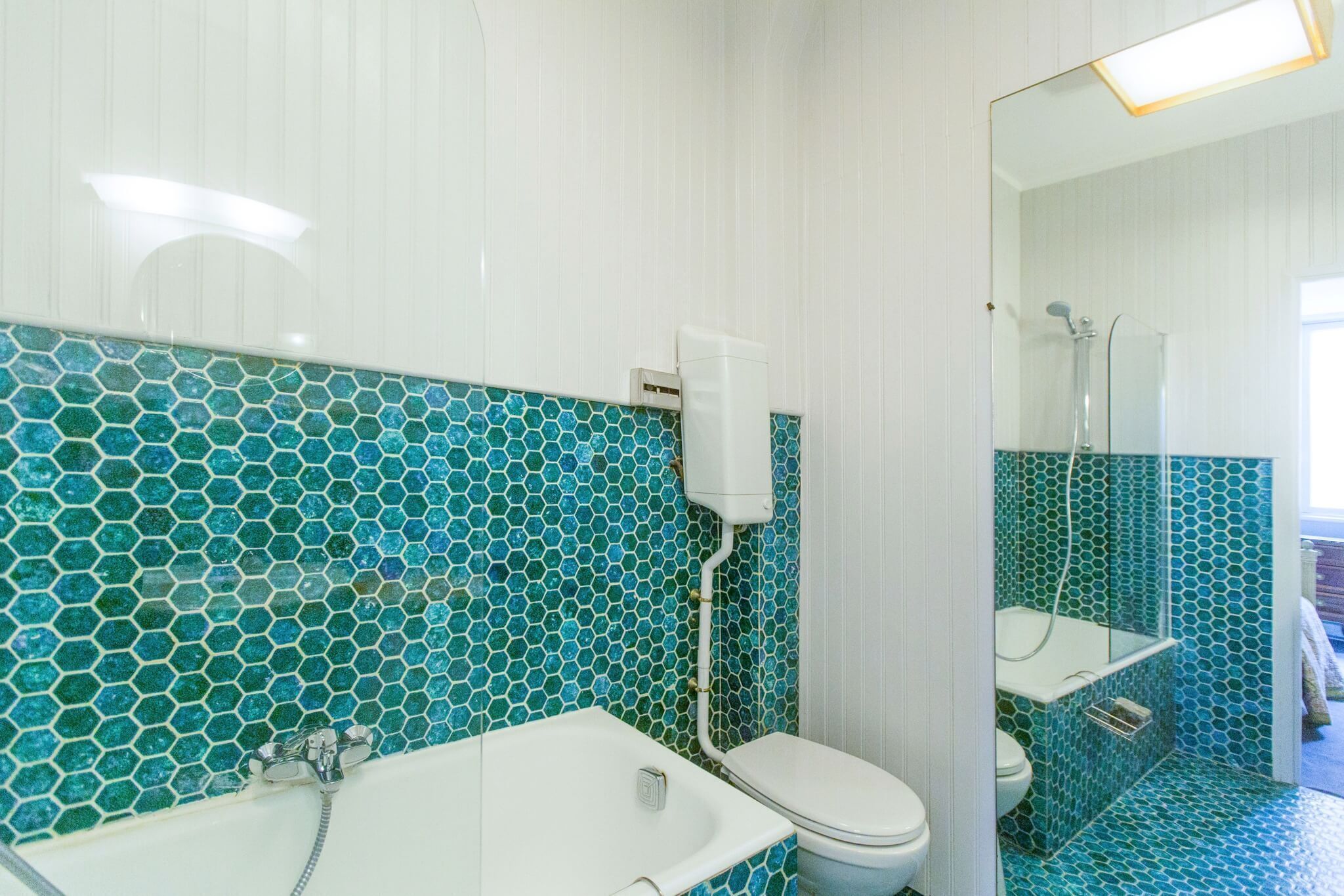 Combinazione doccia/vasca, asciugacapelli, asciugamani, sapone