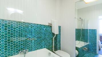 Combinazione doccia/vasca, asciugacapelli, asciugamani, sapone