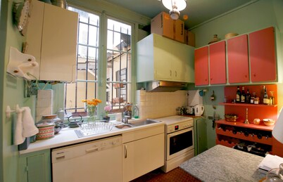 Eclectic large living space steps from the the Eifel Tower 2bedrs 2,1/2bathrs