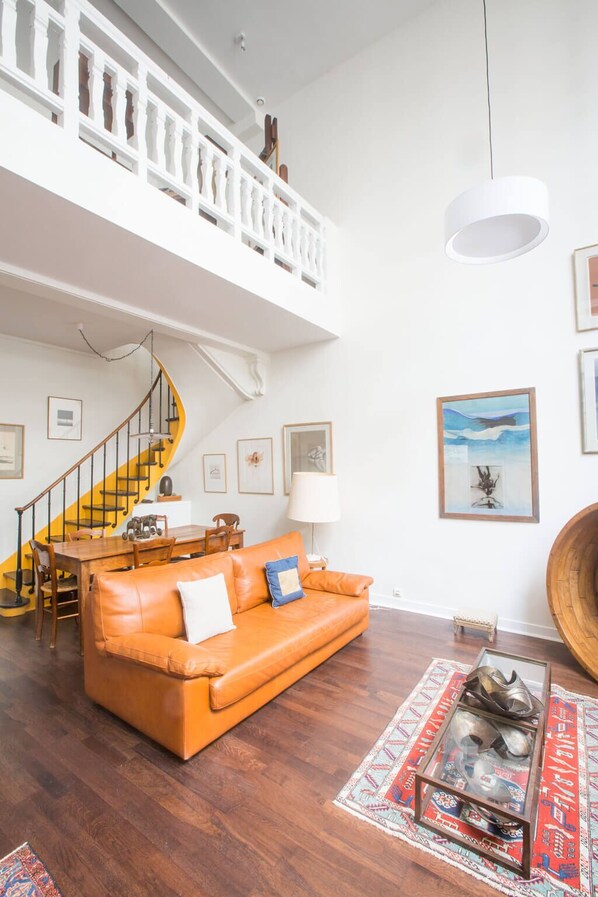 TV, DVD player, offices