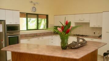 Fridge, microwave, oven, coffee/tea maker