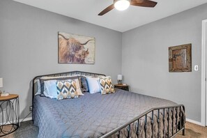 3 bedrooms, desk, iron/ironing board, free WiFi - Meadow Lodge - 78 Acres & Lake @ Road Runner Ranch (Ardmore)