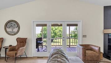 Téléviseur connecté, foyer, lecteur de DVD, livres