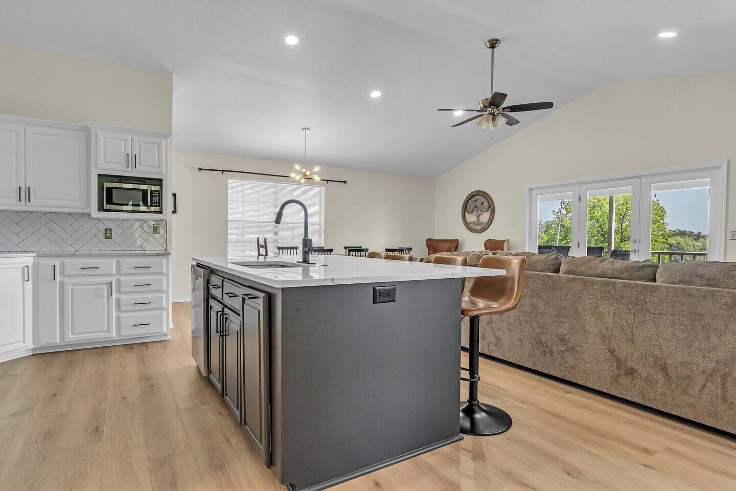 Réfrigérateur, four à micro-ondes, un four, surface de cuisson