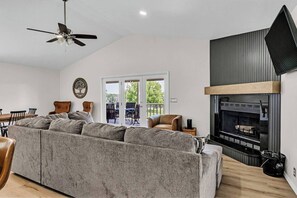 Televisor intel·ligent, llar de foc, reproductor de DVD i llibres 