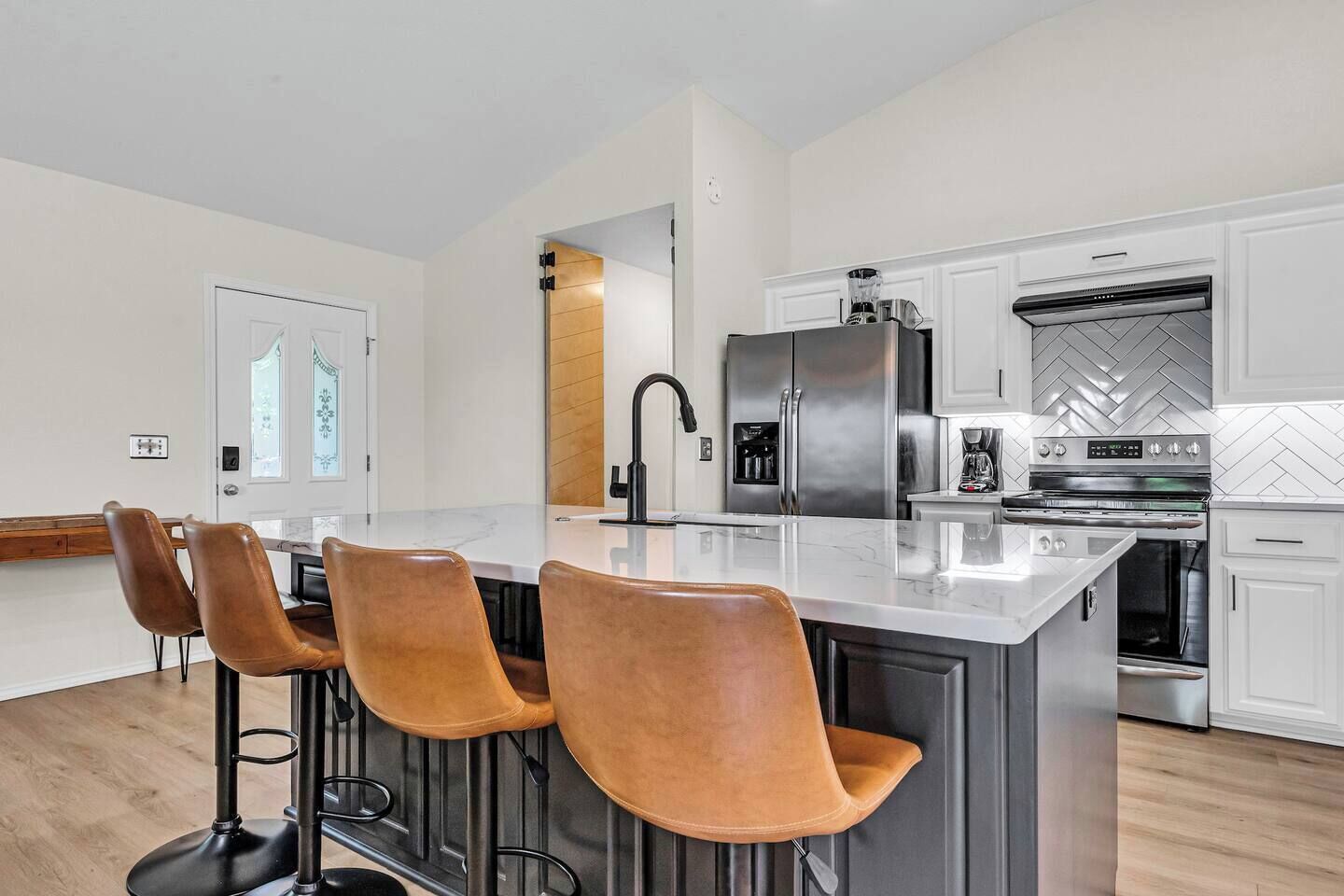 Réfrigérateur, four à micro-ondes, un four, surface de cuisson