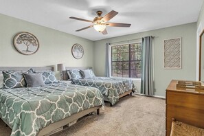 3 habitaciones, tabla de planchar con plancha, internet y ropa de cama 