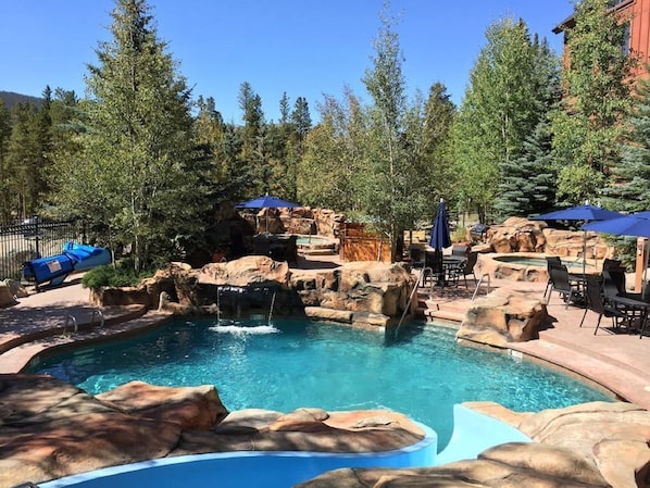 Una piscina al aire libre, una piscina climatizada