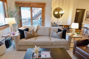 Smart TV, fireplace, Netflix, streaming services - Remodeled 2BR/3BA Springs Retreat • Vaulted Ceilings • Washer/Dryer • Sleeps 8 (Keystone)