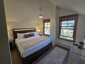 2 bedrooms, iron/ironing board, free WiFi, bed sheets - Remodeled 2BR/3BA Springs Retreat • Vaulted Ceilings • Washer/Dryer • Sleeps 8 (Keystone)