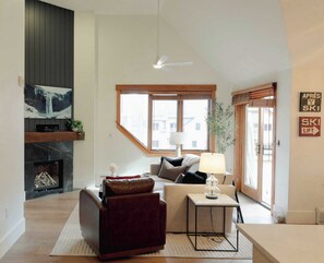 Smart TV, fireplace, Netflix, streaming services - Remodeled 2BR/3BA Springs Retreat • Vaulted Ceilings • Washer/Dryer • Sleeps 8 (Keystone)