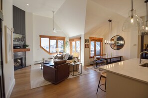 Smart TV, fireplace, Netflix, streaming services - Remodeled 2BR/3BA River Run Luxe • Vaulted Ceilings • Washer/Dryer • Sleeps 8 (Keystone)